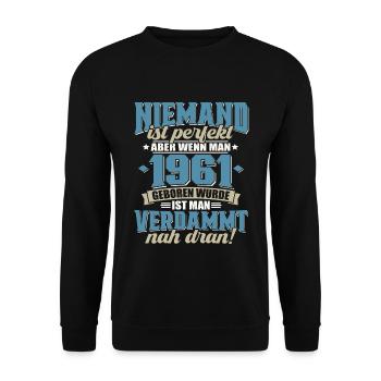 1961 geboren Geburtstag Spruch - Unisex Pullover - Schwarz - Vorne - Alina (178cm) & Michal (187cm)