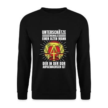 DDR Tshirt Men Ne jamais sous-estimer un vieil homme - Sweat-shirt Unisexe - noir - Devant - Alina (178cm) & Michal (187cm)