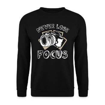 Never Lose Focus Photographer - Unisex Pullover - Schwarz - Vorne - Alina (178cm) & Michal (187cm)