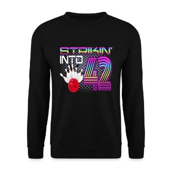 Striking Into 42 Bowling Bowler 42. Geburtstag - Unisex Pullover - Schwarz - Vorne - Alina (178cm) & Michal (187cm)