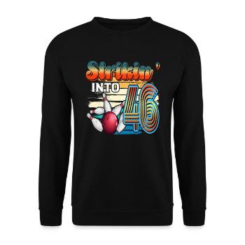 Strikin' Into 46 Bowling Bowler 46. Geburtstag - Unisex Pullover - Schwarz - Vorne - Alina (178cm) & Michal (187cm)