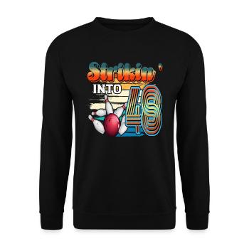 Strikin' Into 48 Bowling Bowler 48. Geburtstag - Unisex Pullover - Schwarz - Vorne - Alina (178cm) & Michal (187cm)