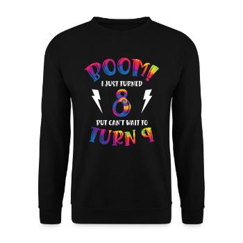 Boom je viens d’avoir 8 ans mais j’ai hâte d’avoir 9 ans - Sweat-shirt Unisexe - noir - Devant - Alina (178cm) & Michal (187cm)