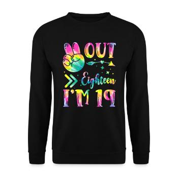Peace Out Eighteen I'm 19 | Tie Dye Themed - Unisex Pullover - Schwarz - Vorne - Alina (178cm) & Michal (187cm)