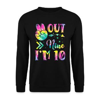 Peace Out Nine I'm 10 | Tie Dye Themed Geburtstag - Unisex Pullover - Schwarz - Vorne - Alina (178cm) & Michal (187cm)