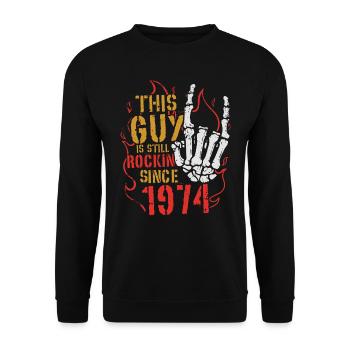 Dieser Kerl rockt seit 1974 Jahrgang Geburtstag - Unisex Pullover - Schwarz - Vorne - Alina (178cm) & Michal (187cm)