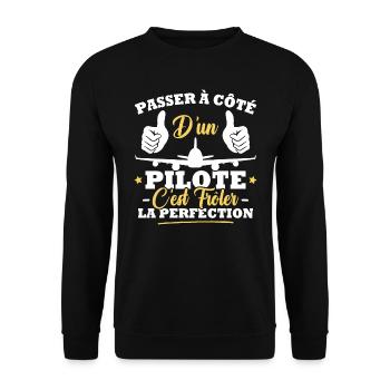 Passer à côté d'un pilote c'est frôler perfection - Sweat-shirt Unisexe - noir - Devant - Alina (178cm) & Michal (187cm)