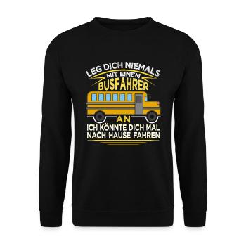 Bus Leg dich niemals mit einem Busfahrer an - Unisex Pullover - Schwarz - Vorne - Alina (178cm) & Michal (187cm)