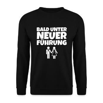 Bald unter neuer Führung Junggesellenabschied crew - Unisex Pullover - Schwarz - Vorne - Alina (178cm) & Michal (187cm)