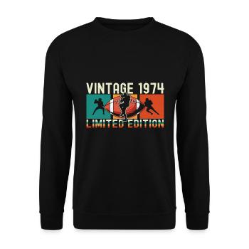 Footballs Birthday Limited Edition Vintage 1974 - Unisex Pullover - Schwarz - Vorne - Alina (178cm) & Michal (187cm)