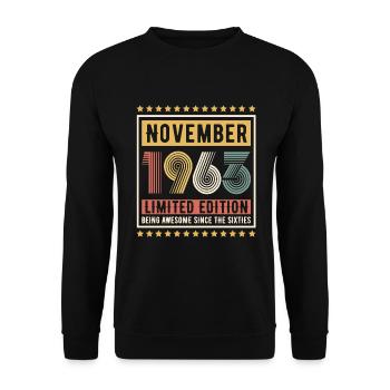 November 1963 Being Awesome Since The Sixties - Unisex Pullover - Schwarz - Vorne - Alina (178cm) & Michal (187cm)
