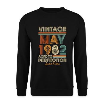 Vintage Aged To Perfection May 1982 - Unisex Pullover - Schwarz - Vorne - Alina (178cm) & Michal (187cm)