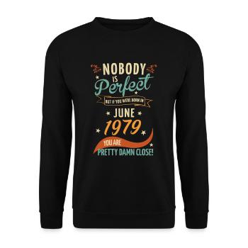 Personne n’est parfait né en juin 1979 - Sweat-shirt Unisexe - noir - Devant - Alina (178cm) & Michal (187cm)