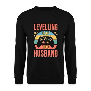 Gamer Ehemann Geschenk Hochzeit Heirat Level Up - Unisex Pullover - Schwarz - Vorne - Alina (178cm) & Michal (187cm)