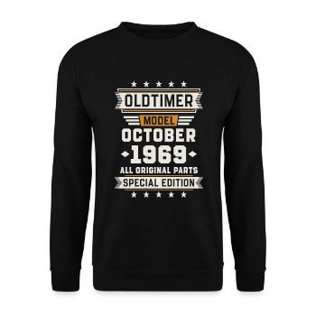 Oldtimer October 1969 Birthday Gift - Unisex Sweatshirt - black - Front - Alina (178cm) & Michal (187cm)
