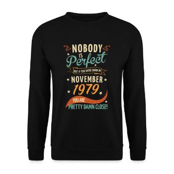 Personne n’est parfait né en novembre 1979 - Sweat-shirt Unisexe - noir - Devant - Alina (178cm) & Michal (187cm)