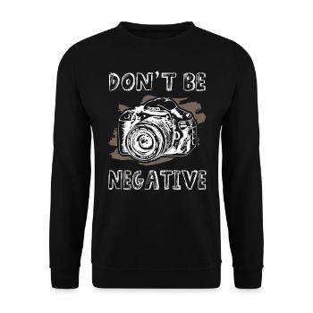 Dont Be Negative Photographer - Unisex Pullover - Schwarz - Vorne - Alina (178cm) & Michal (187cm)