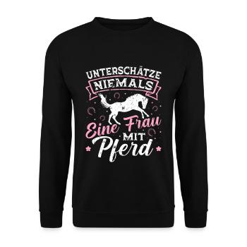 Unterschätze Niemals Eine Frau Pferd Reiterin - Unisex Pullover - Schwarz - Vorne - Alina (178cm) & Michal (187cm)