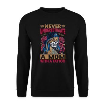 Never Underestimate A Mom With A Tattoo - Funny - - Unisex Pullover - Schwarz - Vorne - Alina (178cm) & Michal (187cm)