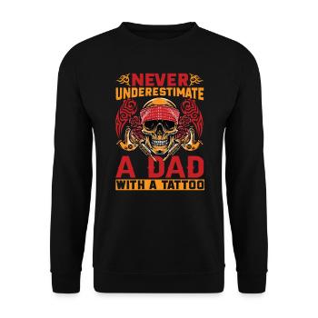 Never Underestimate A Dad With A Tattoo - Funny - - Unisex Pullover - Schwarz - Vorne - Alina (178cm) & Michal (187cm)