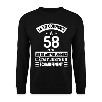 La vie commence à 58 ans - Sweat-shirt Unisexe - noir - Devant - Alina (178cm) & Michal (187cm)