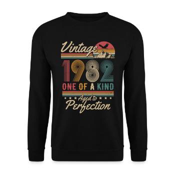 1982 Jahrgang geboren Vintage Geburtstag Retro - Unisex Pullover - Schwarz - Vorne - Alina (178cm) & Michal (187cm)