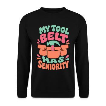 My Tool Belt Has Seniority - Unisex Pullover - Schwarz - Vorne - Alina (178cm) & Michal (187cm)