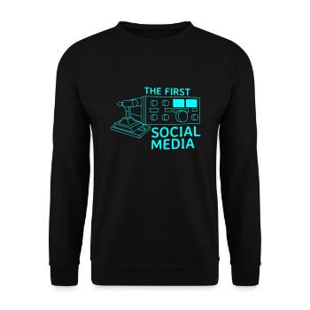 First Social Media Funkliebhaber Amateur - Unisex Sweatshirt - black - Front - Alina (178cm) & Michal (187cm)