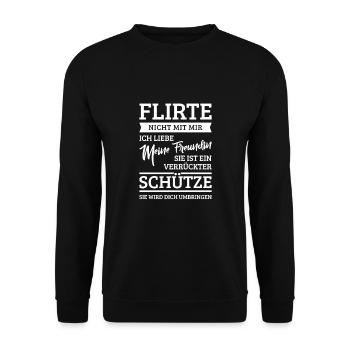 Flirte nicht mit mir Meine Freundin ist Schütze - Unisex Pullover - Schwarz - Vorne - Alina (178cm) & Michal (187cm)