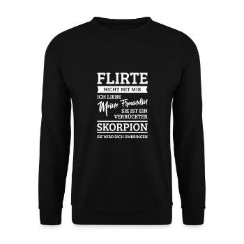 Flirte nicht mit mir Meine Freundin ist Skorpion - Unisex Pullover - Schwarz - Vorne - Alina (178cm) & Michal (187cm)