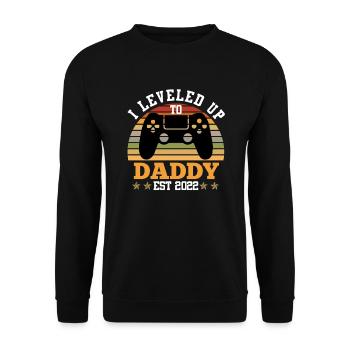 Werdender Papa 2022 Leveled up in 2022 Vater - Unisex Pullover - Schwarz - Vorne - Alina (178cm) & Michal (187cm)