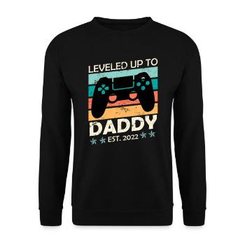 Leveld up to Daddy 2022 Papa 2022 werdender Vater - Unisex Pullover - Schwarz - Vorne - Alina (178cm) & Michal (187cm)