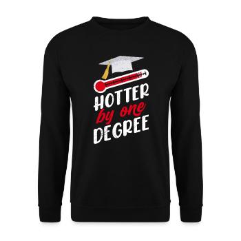 Hotter by one Degree Master Bachelor Abschluss - Unisex Pullover - Schwarz - Vorne - Alina (178cm) & Michal (187cm)