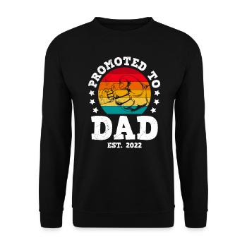 Promoted to Dad 2022 Werdender Papa - Unisex Pullover - Schwarz - Vorne - Alina (178cm) & Michal (187cm)