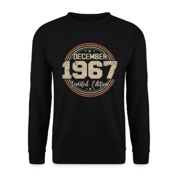 Die Legenden wurden im Dezember 1967 - 1967 geboren - Unisex Pullover - Schwarz - Vorne - Alina (178cm) & Michal (187cm)