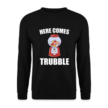 Kaugummi Snack Wortspiel Here Comes Trubble - Unisex Pullover - Schwarz - Vorne - Alina (178cm) & Michal (187cm)