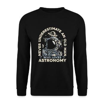Never Underestimate An Old Man Who Loves - Unisex Pullover - Schwarz - Vorne - Alina (178cm) & Michal (187cm)
