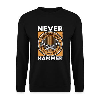 Never Underestimate Old Man With His Hammer - Unisex Pullover - Schwarz - Vorne - Alina (178cm) & Michal (187cm)