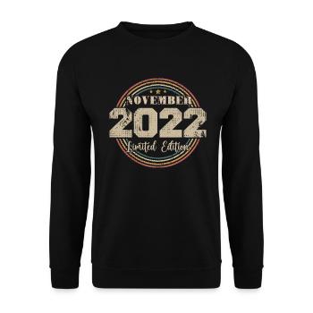 Cadeau D'anniversaire, Vintage Né En Novembre 2022 - Sweat-shirt Unisexe - noir - Devant - Alina (178cm) & Michal (187cm)