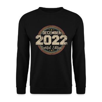 Die Legenden wurden im Dezember 2022 - 2022 geboren - Unisex Pullover - Schwarz - Vorne - Alina (178cm) & Michal (187cm)