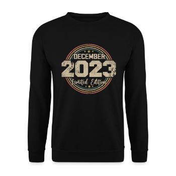 Die Legenden wurden im Dezember 2023 - 2023 geboren - Unisex Pullover - Schwarz - Vorne - Alina (178cm) & Michal (187cm)