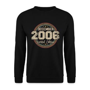 Die Legenden wurden im Dezember 2006 - 2006 geboren - Unisex Pullover - Schwarz - Vorne - Alina (178cm) & Michal (187cm)