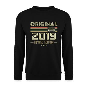 Jahrgang 2019 Original Vintage Retro Geburtstag - Unisex Pullover - Schwarz - Vorne - Alina (178cm) & Michal (187cm)