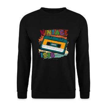 awesome since 1976 Kassette 70er 46. Geburtstag - Unisex Pullover - Schwarz - Vorne - Alina (178cm) & Michal (187cm)
