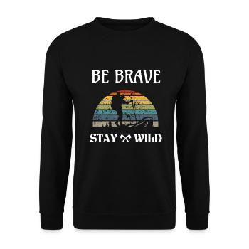 Hiking Vintage Spruch BE BRAVE STAY WILD T-Shirt - Unisex Pullover - Schwarz - Vorne - Alina (178cm) & Michal (187cm)