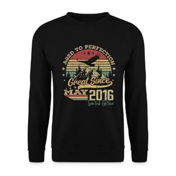 8 years old Aged to Perfection born in May 2016 - Unisex Sweatshirt - black - Front - Alina (178cm) & Michal (187cm)