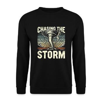 Erlebe Die Faszinierende Welt Des Tornadojagens - Unisex Pullover - Schwarz - Vorne - Alina (178cm) & Michal (187cm)