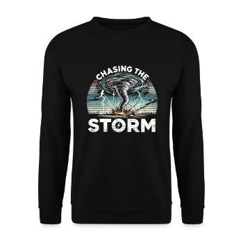 Erlebe Die Faszinierende Welt Des Tornadojagens - Unisex Pullover - Schwarz - Vorne - Alina (178cm) & Michal (187cm)