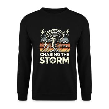 Erlebe Die Faszinierende Welt Des Tornadojagens - Unisex Pullover - Schwarz - Vorne - Alina (178cm) & Michal (187cm)