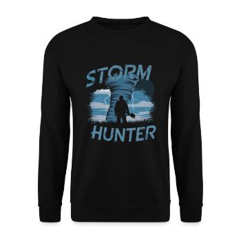 Erlebe Die Faszinierende Welt Des Tornadojagens - Unisex Pullover - Schwarz - Vorne - Alina (178cm) & Michal (187cm)
